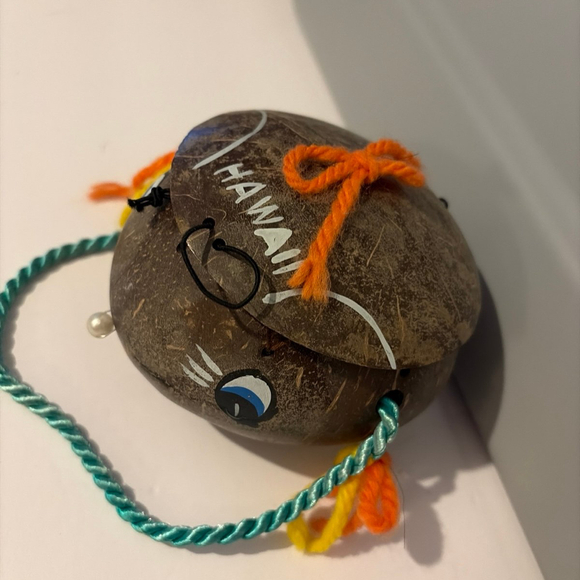 Vintage Hand-painted Hawaii 4.5\" Polished Coconut Purse Girl In - Picture 2 of 5